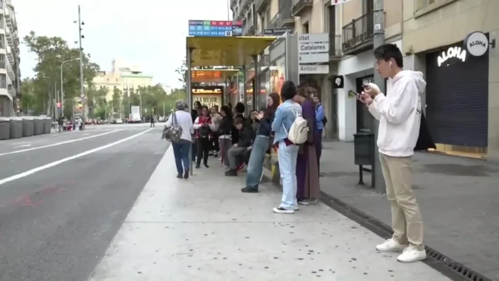 Problemas en paradas de autobús en Barcelona: colas, falta de infraestructura y planes de mejora