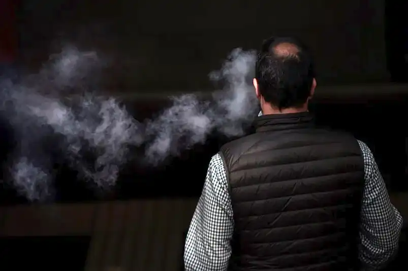 Recuperar tiempo de pausas para fumar: ¿es legal que la empresa lo exija?