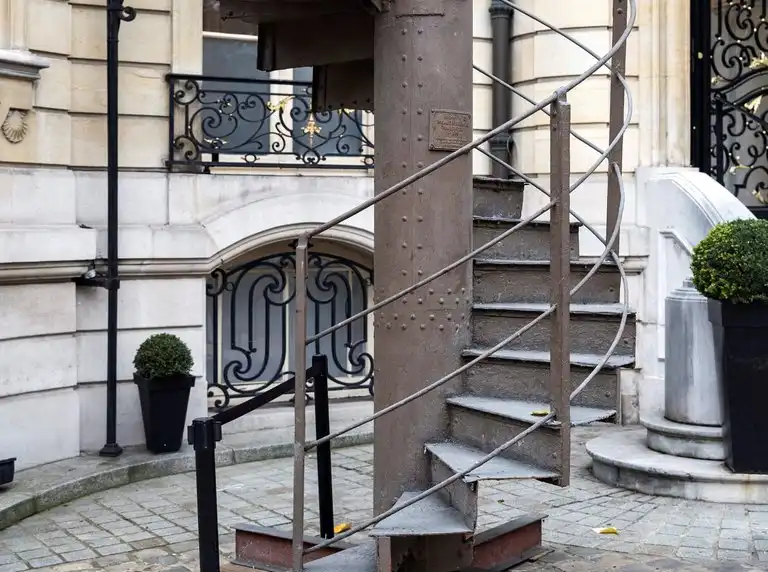 Subasta de escalera original de la torre Eiffel: fragmento de 1880 en venta
