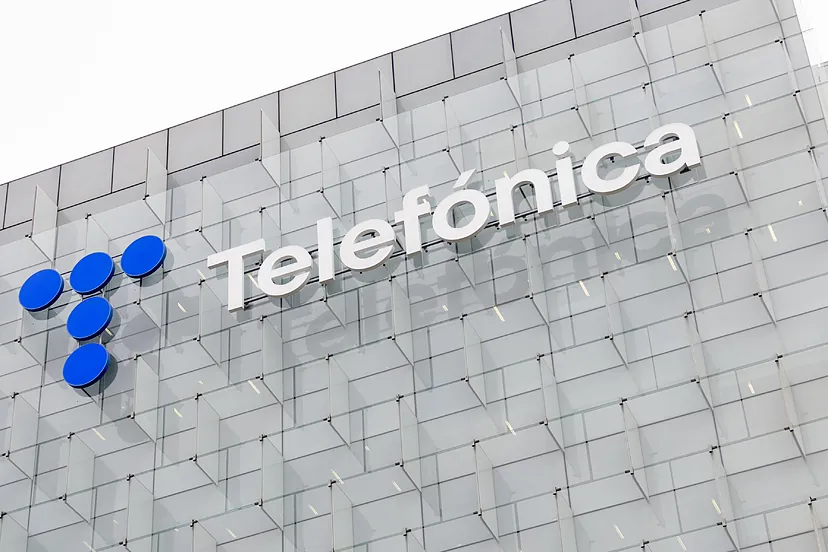 Telefónica Revierte la Tendencia y Aumenta su Base de Clientes en un Mercado Competitivo