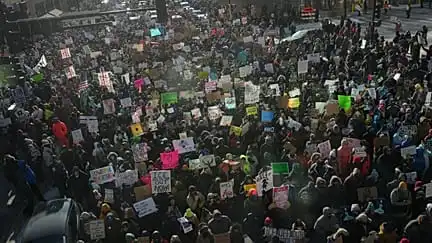 Tiroteo en Minneapolis: La Controversia del ICE y el Clamor por Justicia