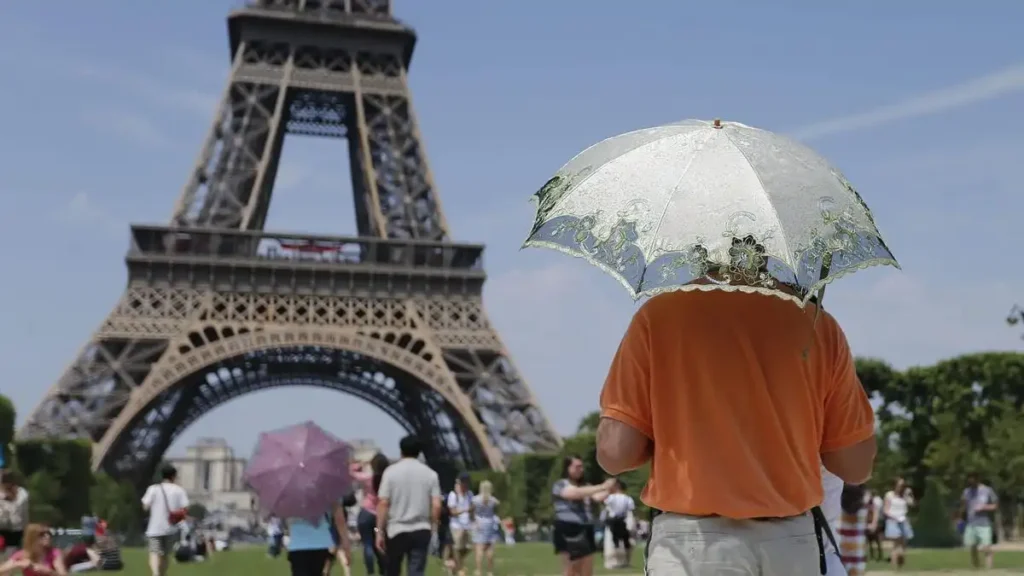 Torre Eiffel cierra antes por ola de calor: impacto en turismo y normativa de seguridad
